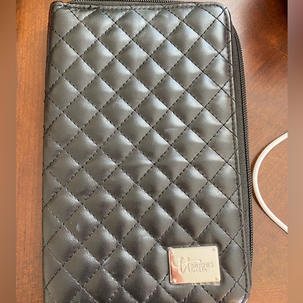 iT cosmetics brush case